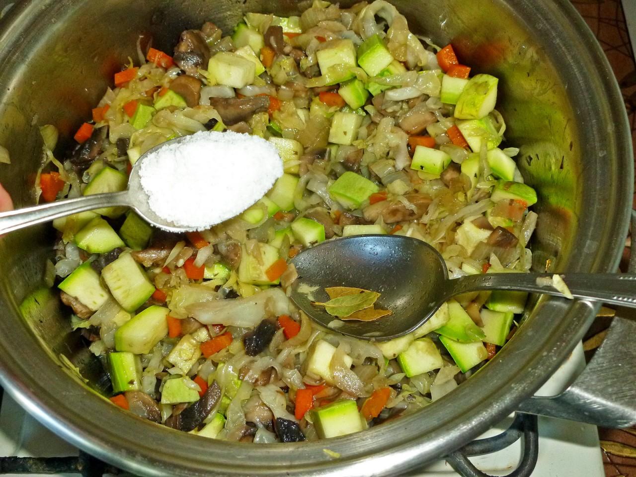 Шаг 12 приготовления Овощное рагу с грибами без картошки и мяса