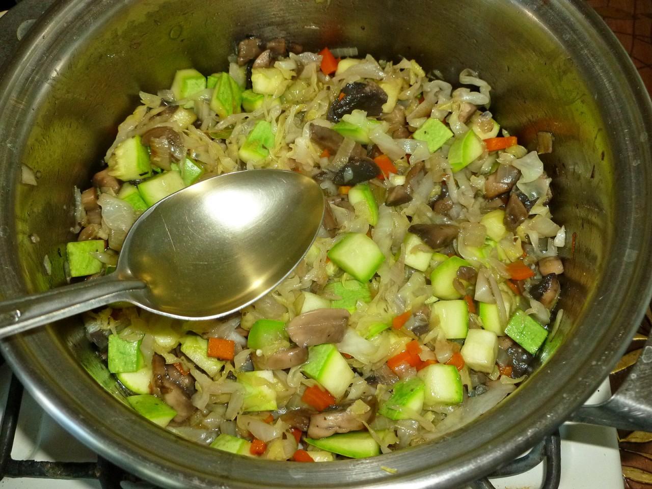 Шаг 13 приготовления Овощное рагу с грибами без картошки и мяса