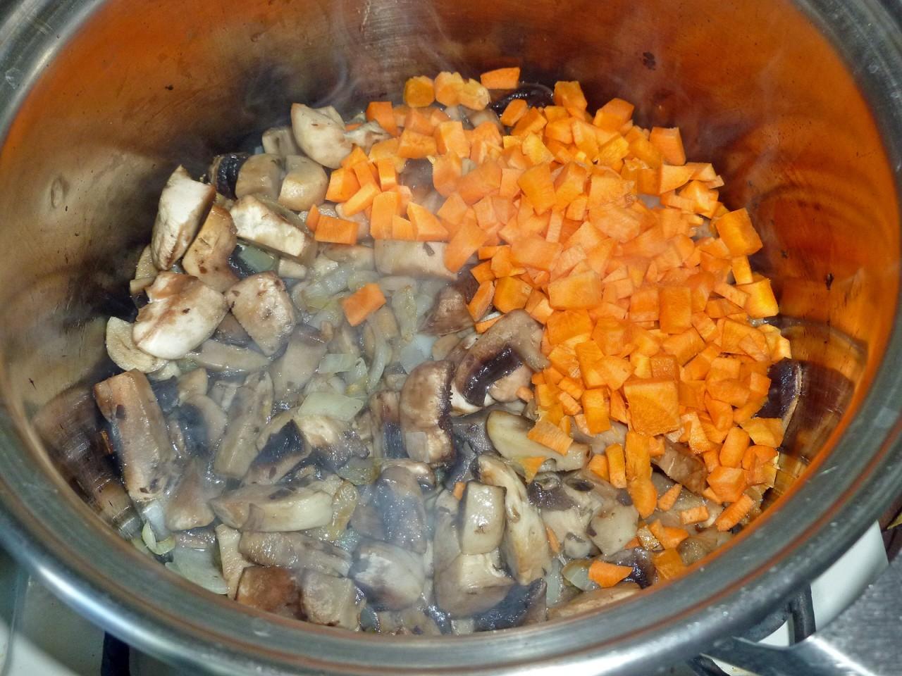 Шаг 7 приготовления Овощное рагу с грибами без картошки и мяса