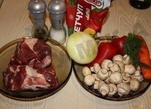 Шаг 1 приготовления Мясо тушеное с шампиньонами и сладким перцем