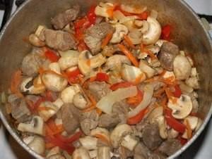 Шаг 3 приготовления Мясо тушеное с шампиньонами и сладким перцем