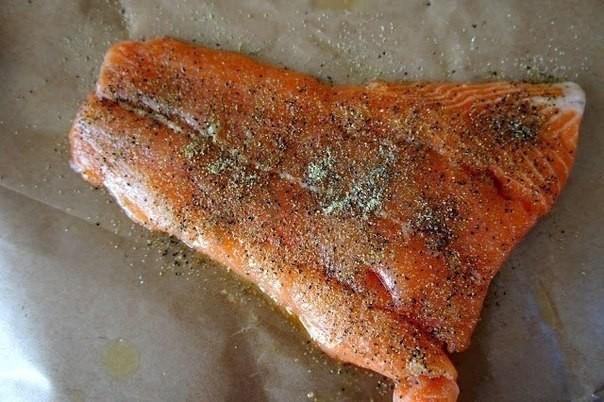 Шаг 1 приготовления Лосось по-гречески с соусом цацики