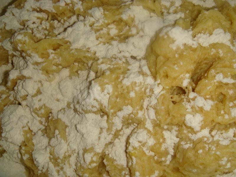Шаг 6 приготовления Деруны - картофельные оладьи на желтках