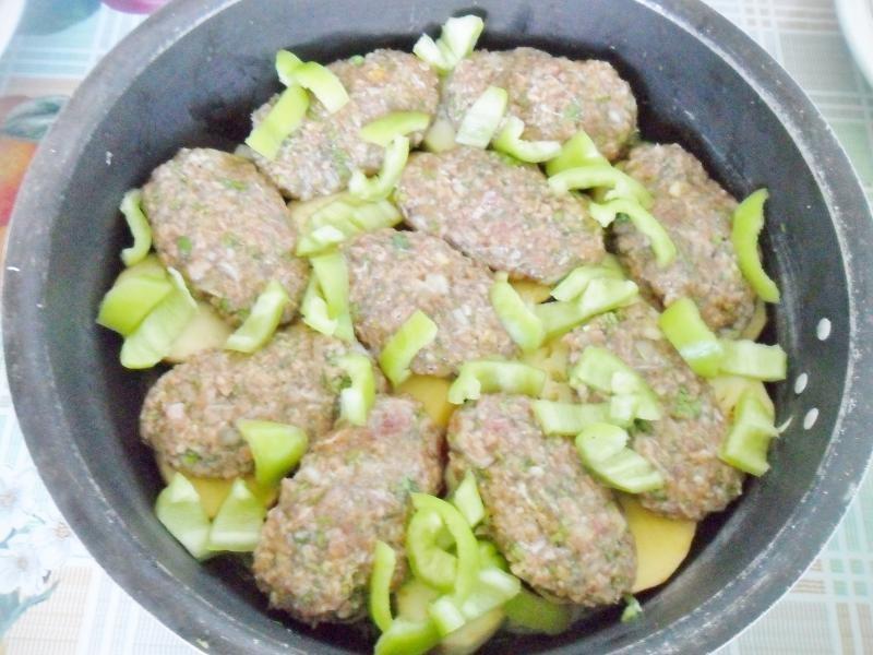 Шаг 16 приготовления Казан котлеты, котлеты в кастрюле