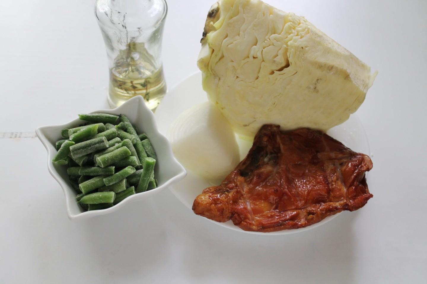 Шаг 1 приготовления Рагу с капустой фасолью и копченой курицей в горшочках