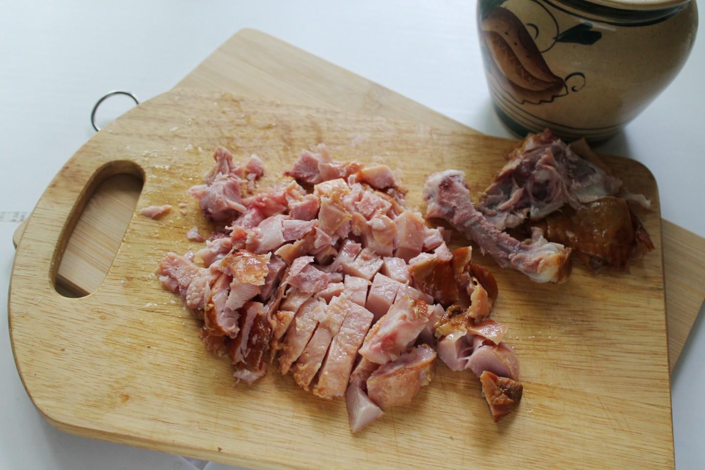 Шаг 2 приготовления Рагу с капустой фасолью и копченой курицей в горшочках