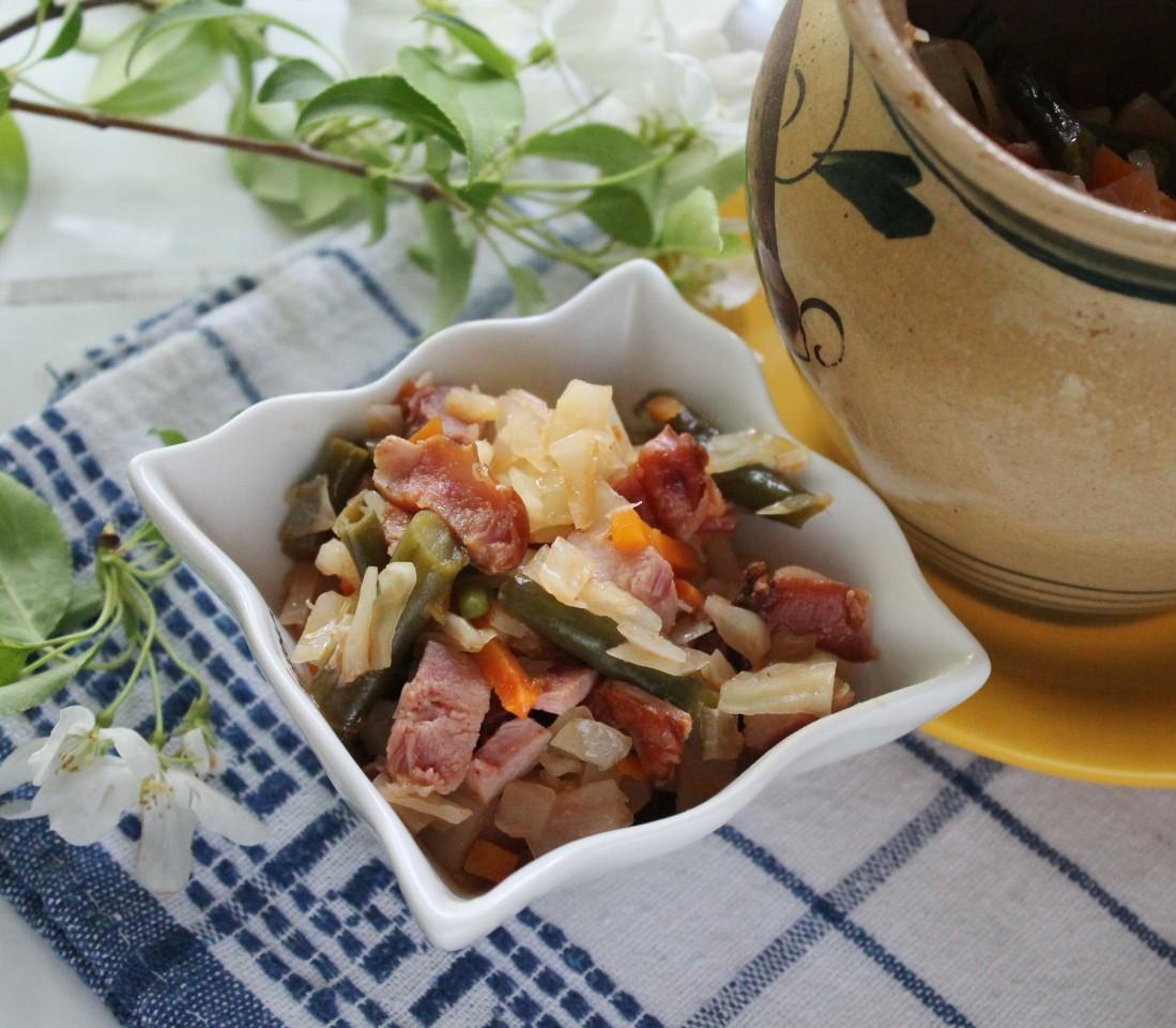 Шаг 8 приготовления Рагу с капустой фасолью и копченой курицей в горшочках