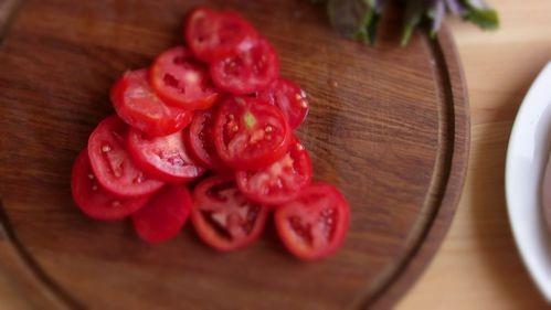 Шаг 4 приготовления Куриное филе с сыром и помидорами в духовке