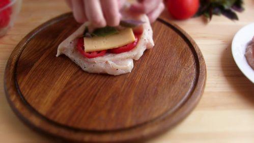 Шаг 7 приготовления Куриное филе с сыром и помидорами в духовке