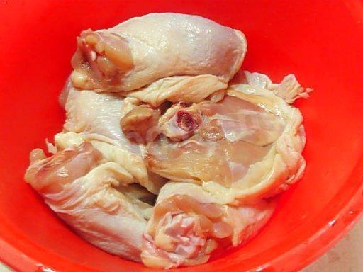 Шаг 1 приготовления Окорочка с гречкой сыром сметаной в духовке