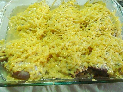 Шаг 10 приготовления Окорочка с гречкой сыром сметаной в духовке