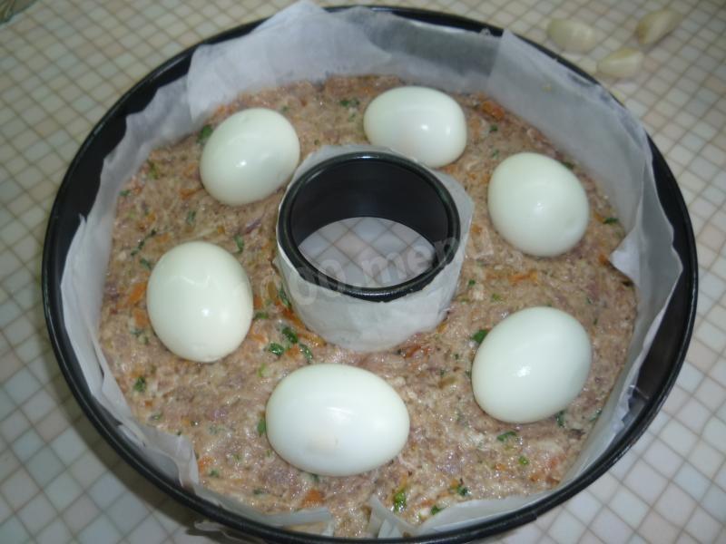 Шаг 3 приготовления Мясное пасхальное кольцо с яйцами