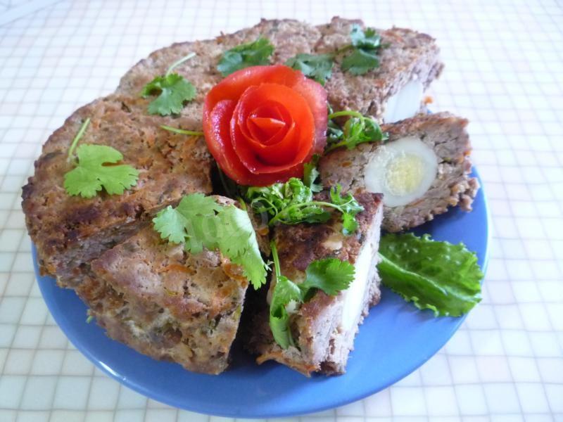 Шаг 6 приготовления Мясное пасхальное кольцо с яйцами