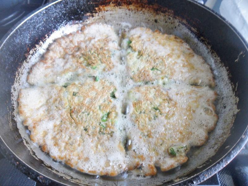 Шаг 9 приготовления Кюкю  из зелени