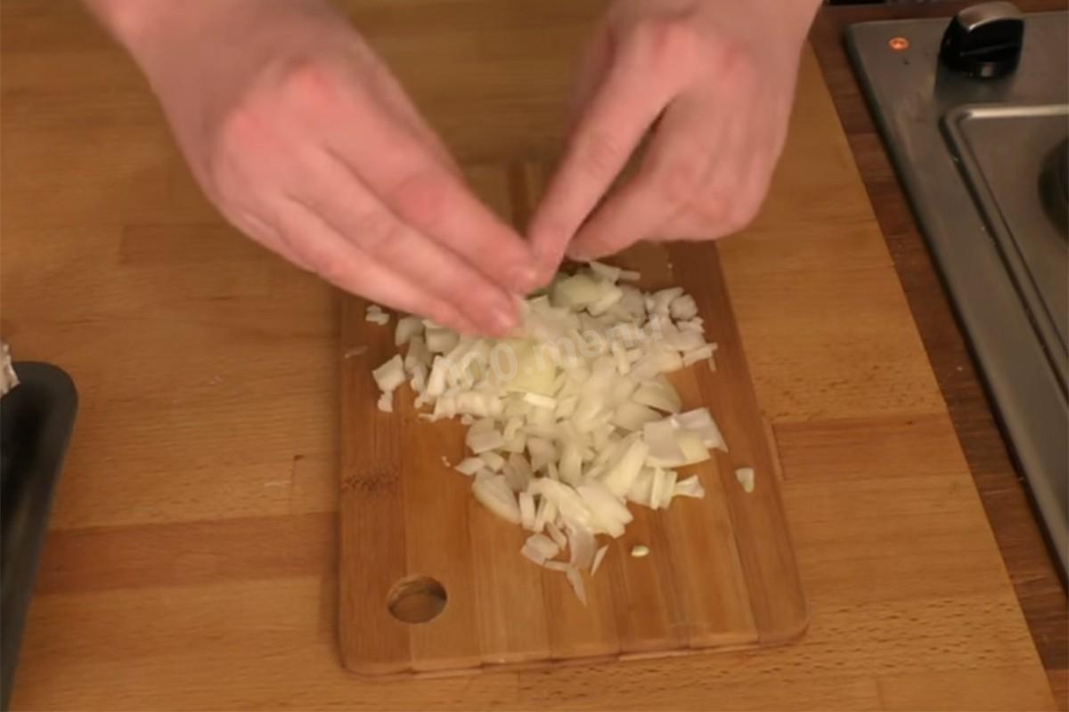Шаг 1 приготовления Вешенки с картошкой сметаной и розмарином на сковороде