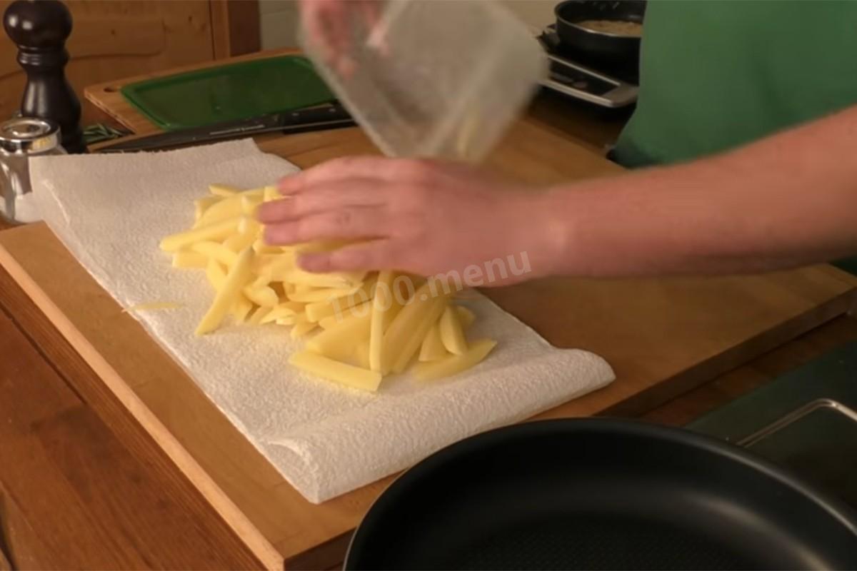 Шаг 10 приготовления Вешенки с картошкой сметаной и розмарином на сковороде
