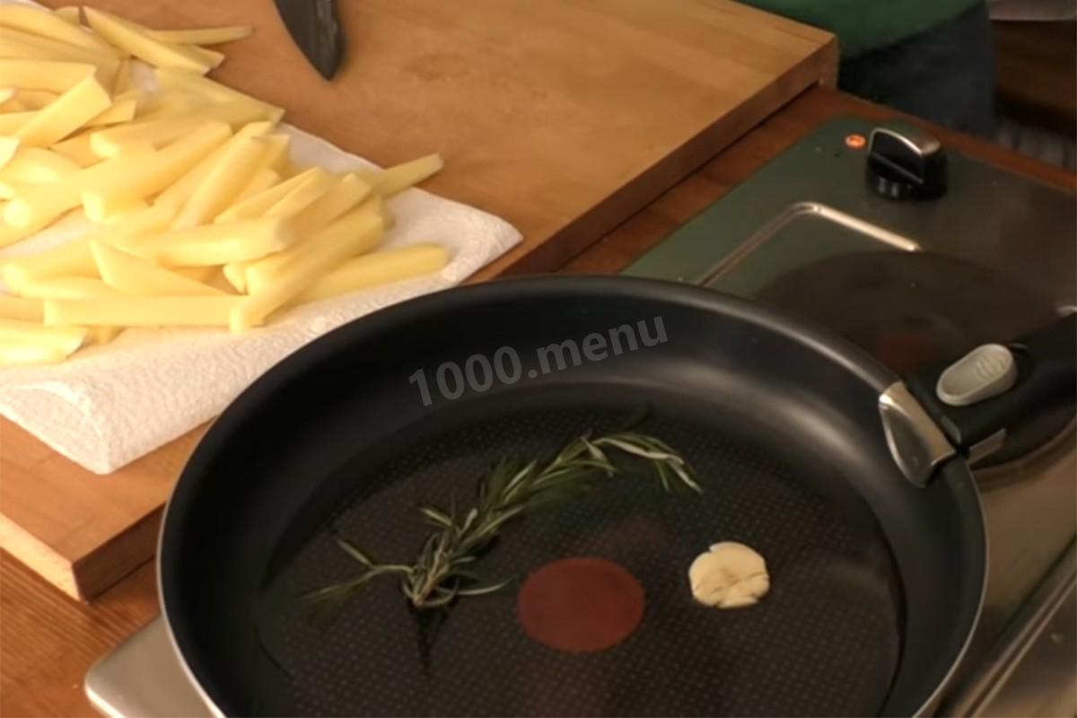 Шаг 11 приготовления Вешенки с картошкой сметаной и розмарином на сковороде
