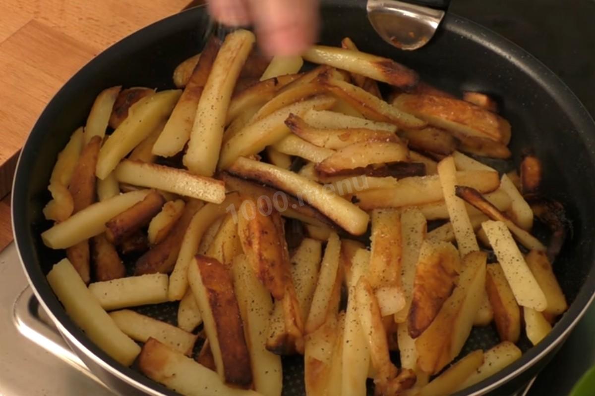 Шаг 13 приготовления Вешенки с картошкой сметаной и розмарином на сковороде