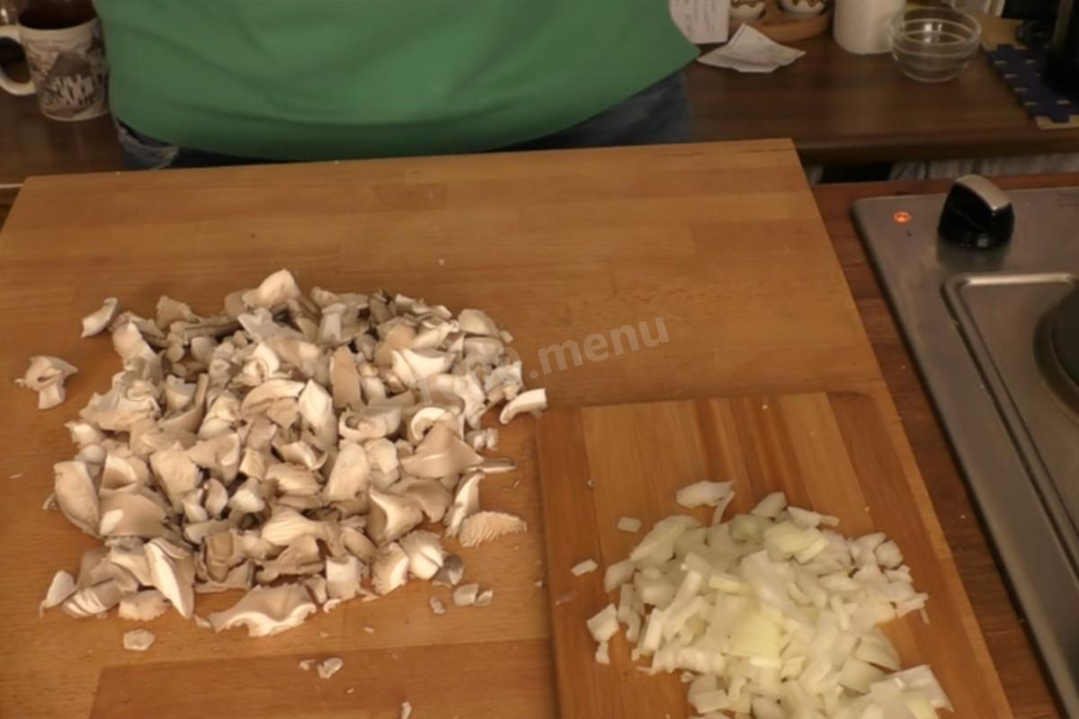 Шаг 2 приготовления Вешенки с картошкой сметаной и розмарином на сковороде