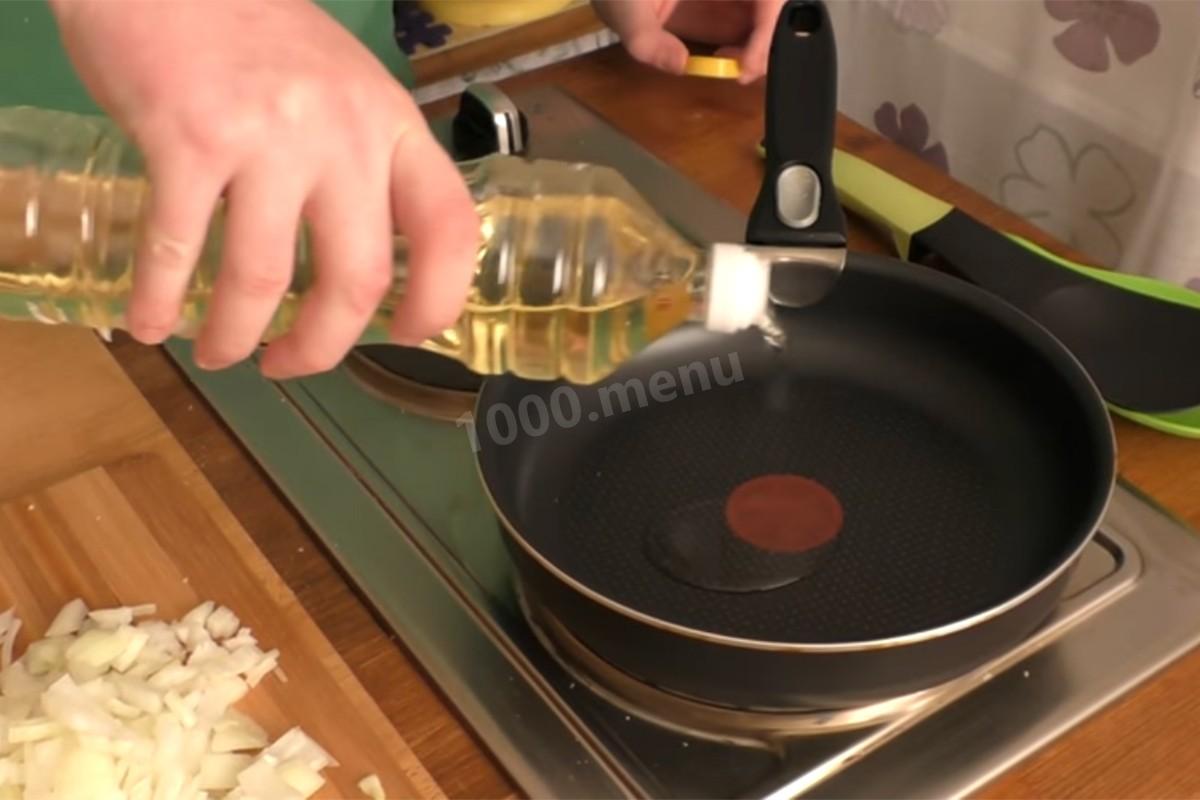 Шаг 3 приготовления Вешенки с картошкой сметаной и розмарином на сковороде