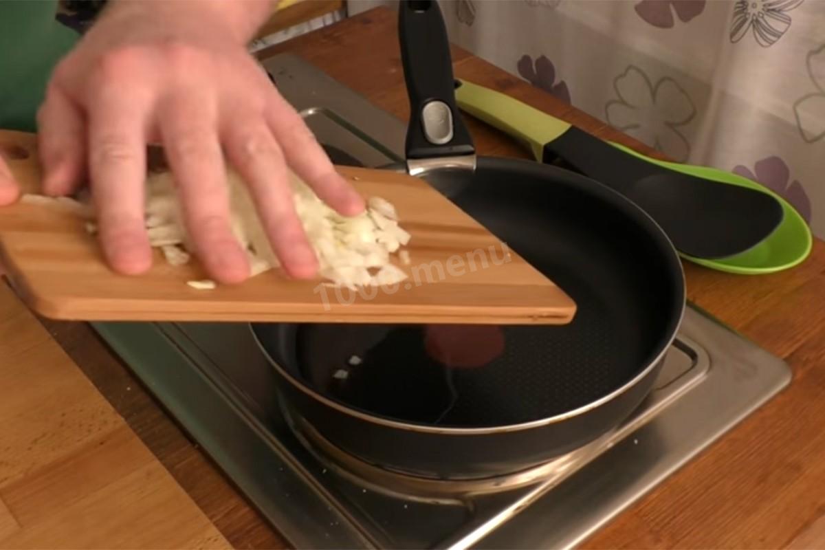 Шаг 4 приготовления Вешенки с картошкой сметаной и розмарином на сковороде