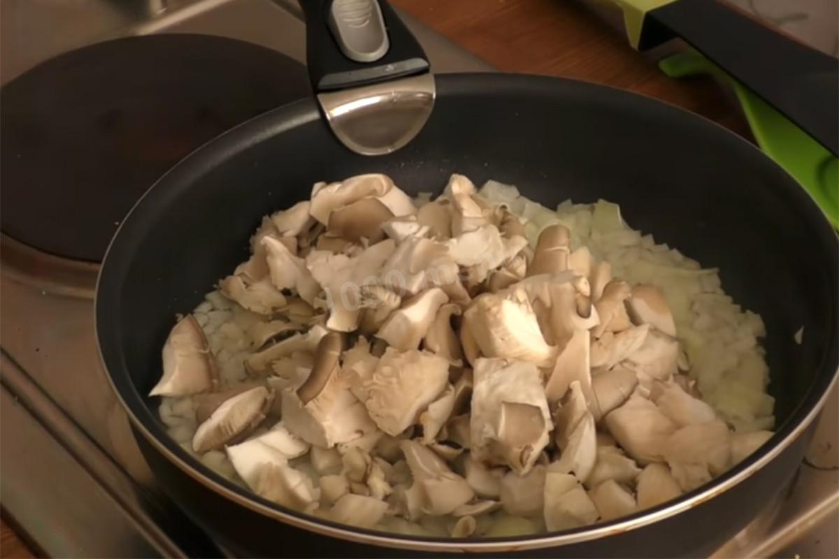 Шаг 5 приготовления Вешенки с картошкой сметаной и розмарином на сковороде