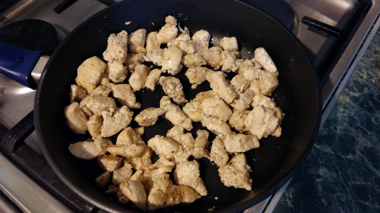 Шаг 2 приготовления Спагетти с курицей в сметанном соусе