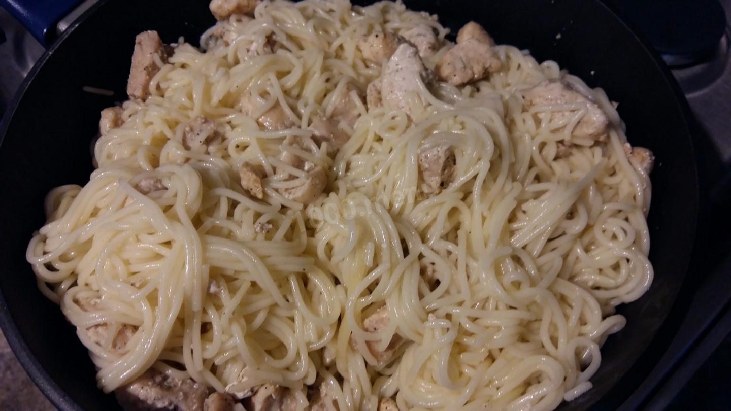 Шаг 5 приготовления Спагетти с курицей в сметанном соусе