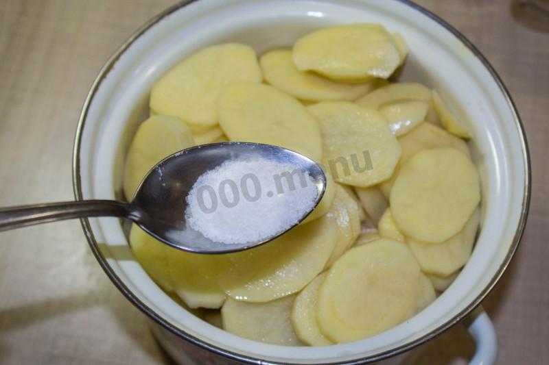 Шаг 2 приготовления Картошка с копченой курицей в духовке