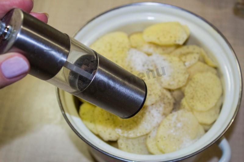 Шаг 3 приготовления Картошка с копченой курицей в духовке