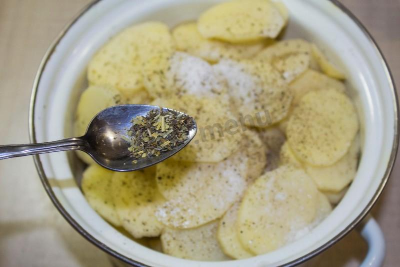 Шаг 4 приготовления Картошка с копченой курицей в духовке