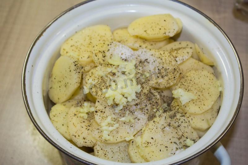 Шаг 5 приготовления Картошка с копченой курицей в духовке