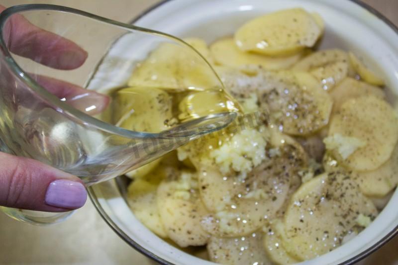 Шаг 6 приготовления Картошка с копченой курицей в духовке