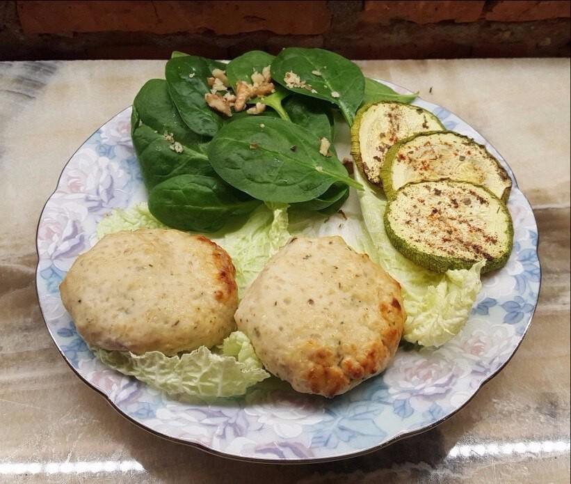 Обложка рецепта Диетические котлетки из куриного фарша и творога