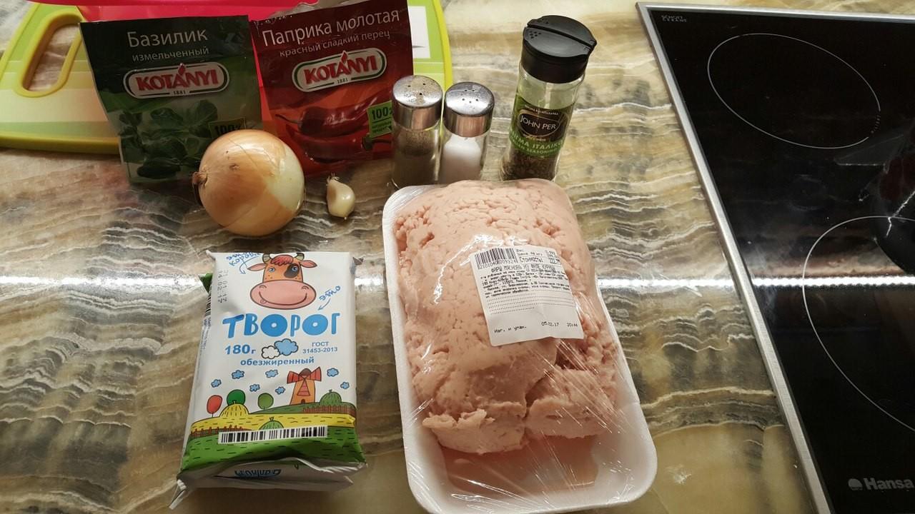 Шаг 1 приготовления Диетические котлетки из куриного фарша и творога