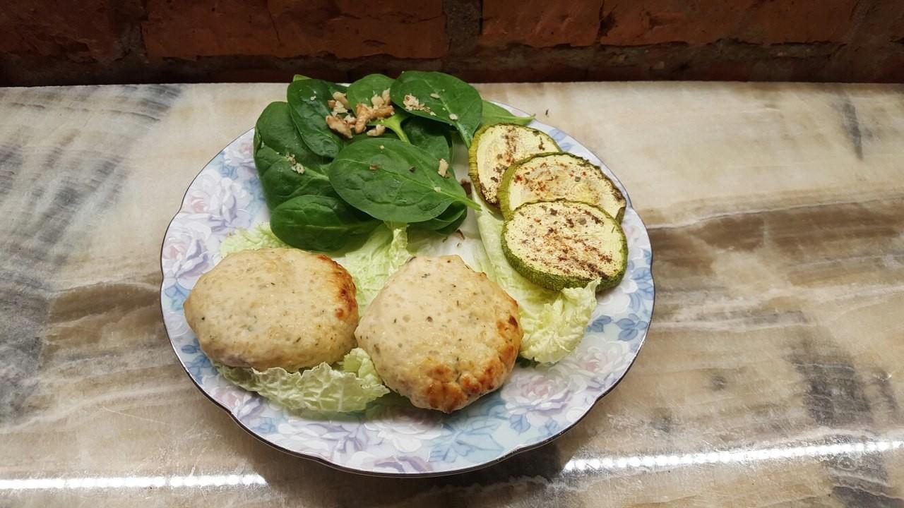 Шаг 5 приготовления Диетические котлетки из куриного фарша и творога