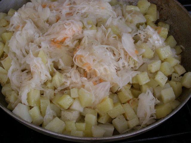 Шаг 7 приготовления Тушеная картошка с мясом и квашеной капустой