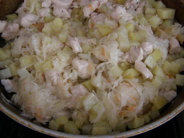 Шаг 8 приготовления Тушеная картошка с мясом и квашеной капустой