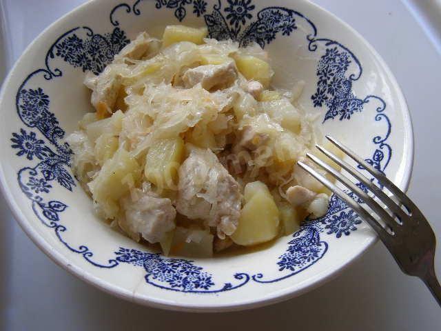 Обложка рецепта Тушеная картошка с мясом и квашеной капустой