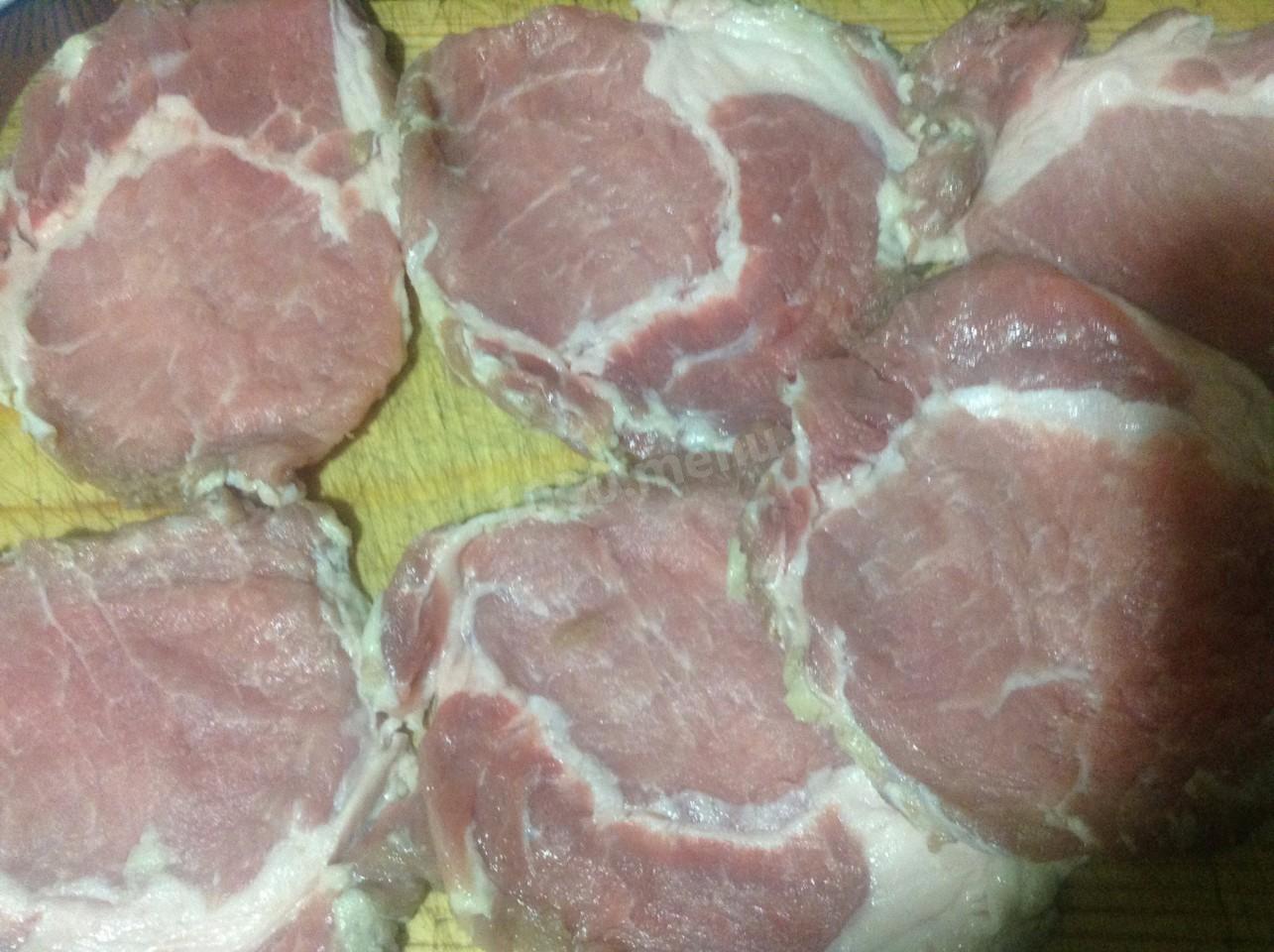 Шаг 1 приготовления Отбивные с яблоками под медом