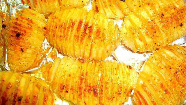 Обложка рецепта Печеный в духовке картофель в сухарях