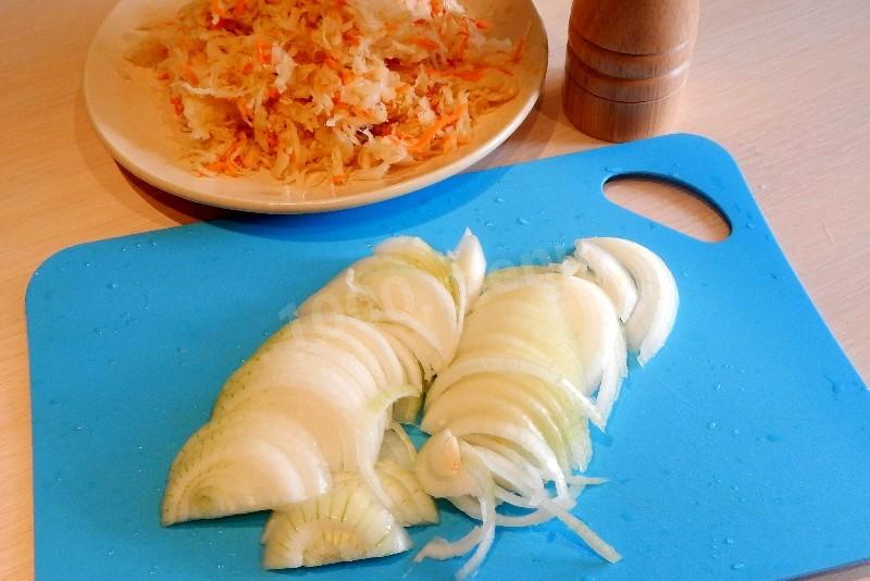 Шаг 4 приготовления Квашеная капуста тушеная с куриными голенями