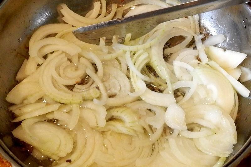 Шаг 5 приготовления Квашеная капуста тушеная с куриными голенями