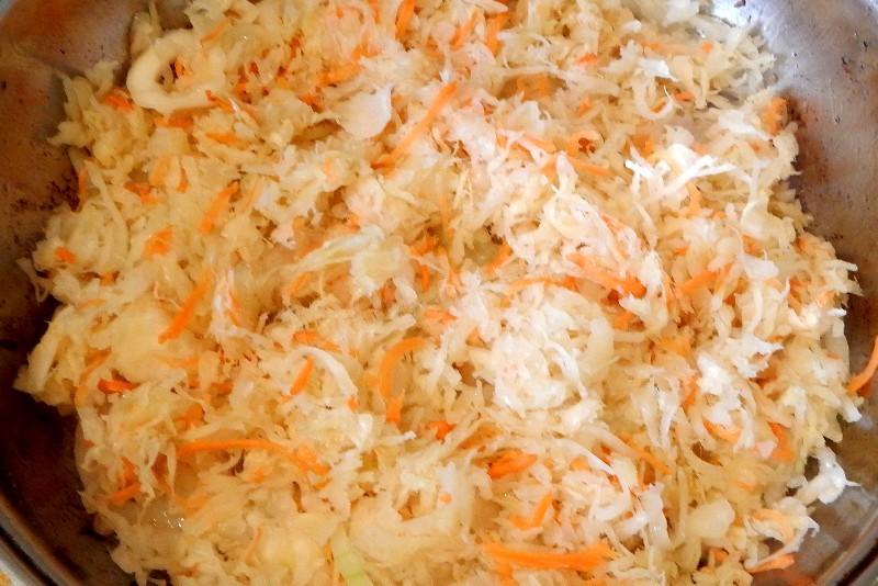 Шаг 6 приготовления Квашеная капуста тушеная с куриными голенями