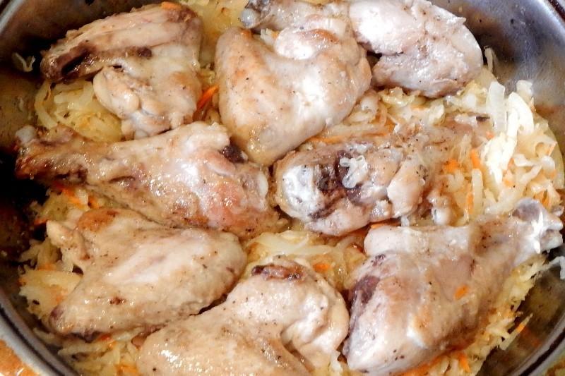 Шаг 7 приготовления Квашеная капуста тушеная с куриными голенями