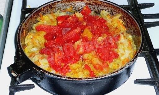 Шаг 10 приготовления Капуста тыква морковка лук тушеные с помидорами в сковороде