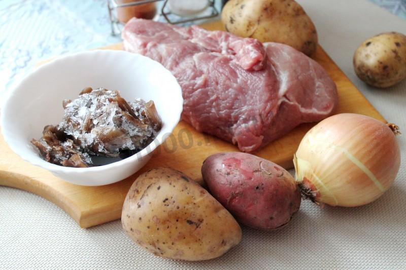 Шаг 1 приготовления Мясо с грибами картошкой и майонезом по царски в духовке