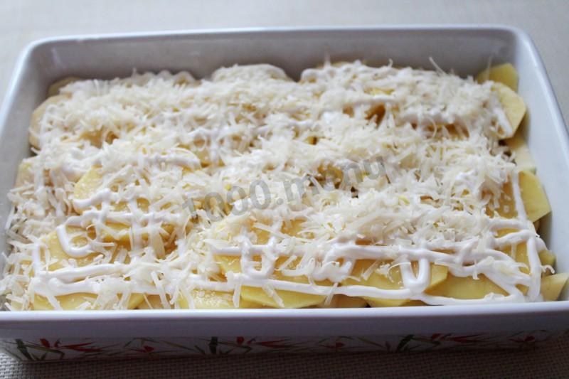 Шаг 10 приготовления Мясо с грибами картошкой и майонезом по царски в духовке