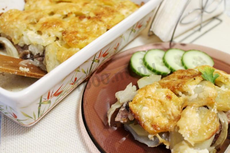 Шаг 13 приготовления Мясо с грибами картошкой и майонезом по царски в духовке