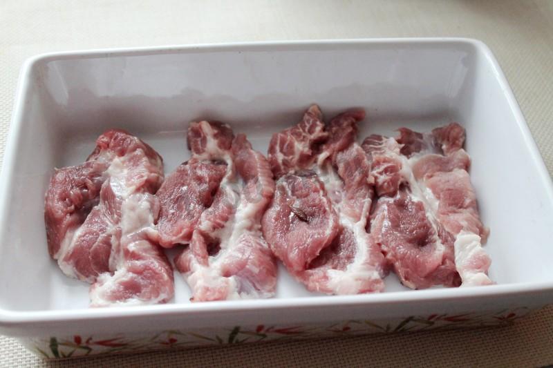 Шаг 2 приготовления Мясо с грибами картошкой и майонезом по царски в духовке